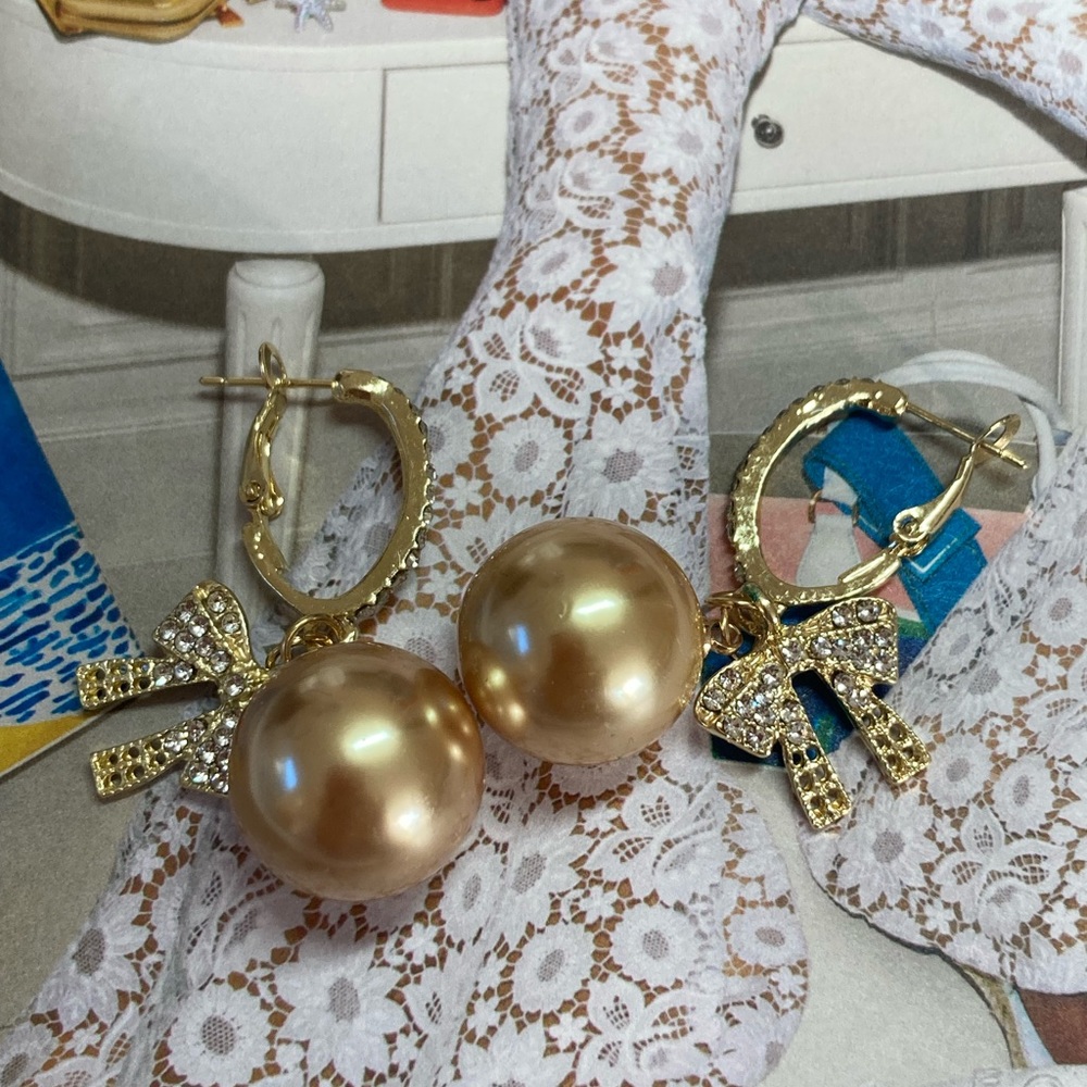 New! Beautiful Big Pearl Bow Earrings - Picture 3 of 4